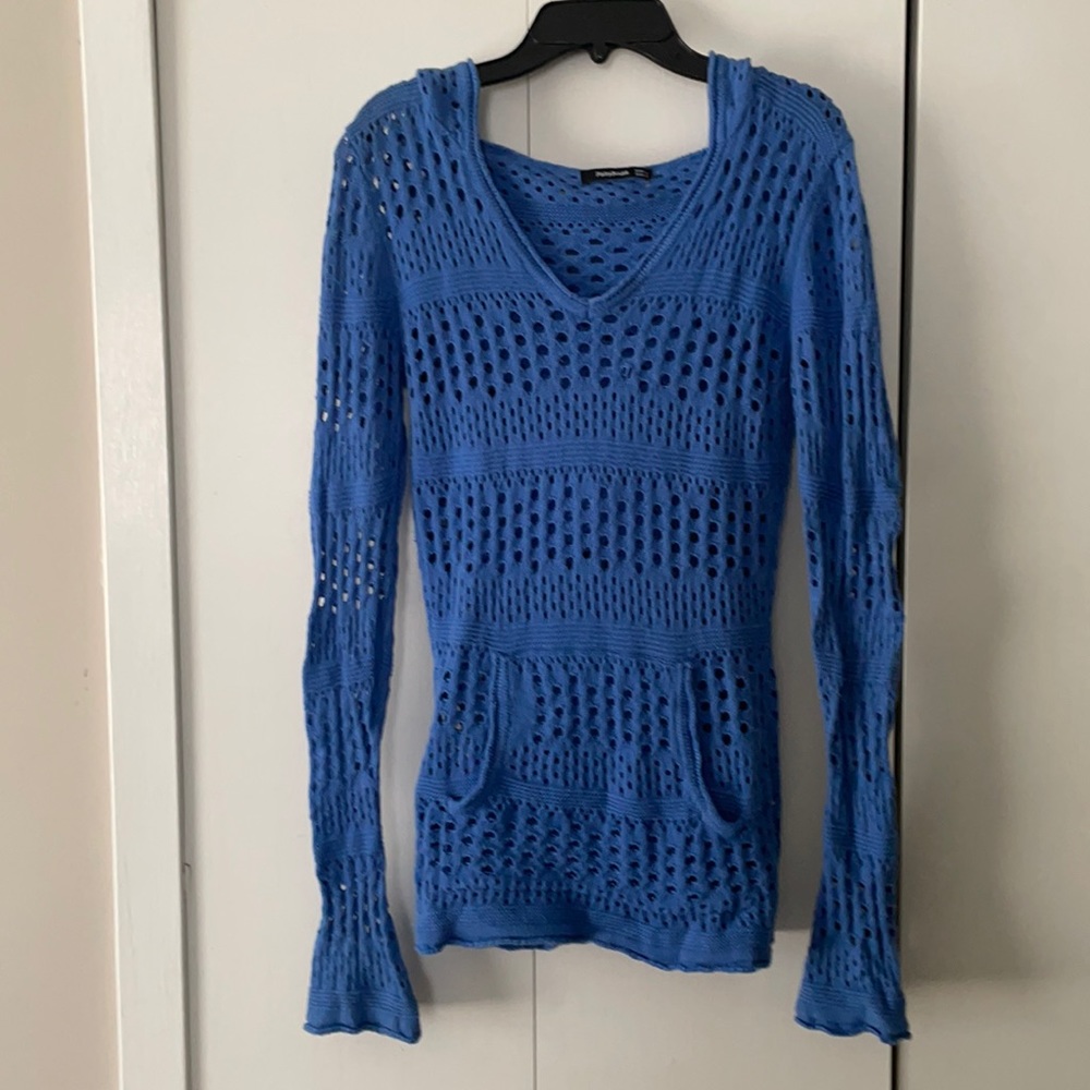 PattyBoutik hooded sweater with front pocket.
